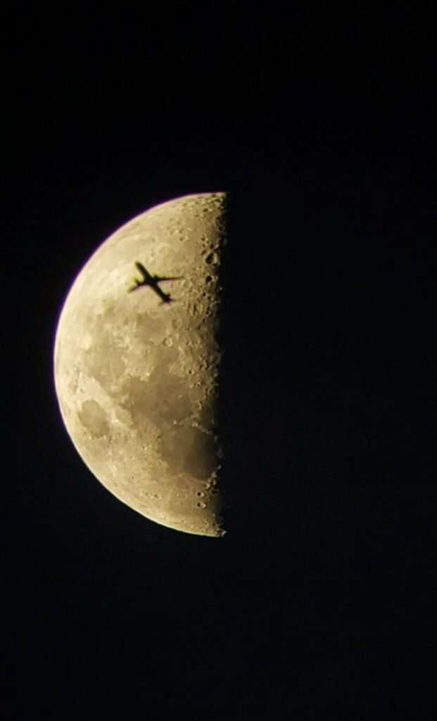 Acaso. Descrição: Sombra do avião sobre a lua minguante do outono. Valor: R$ 1.000,00