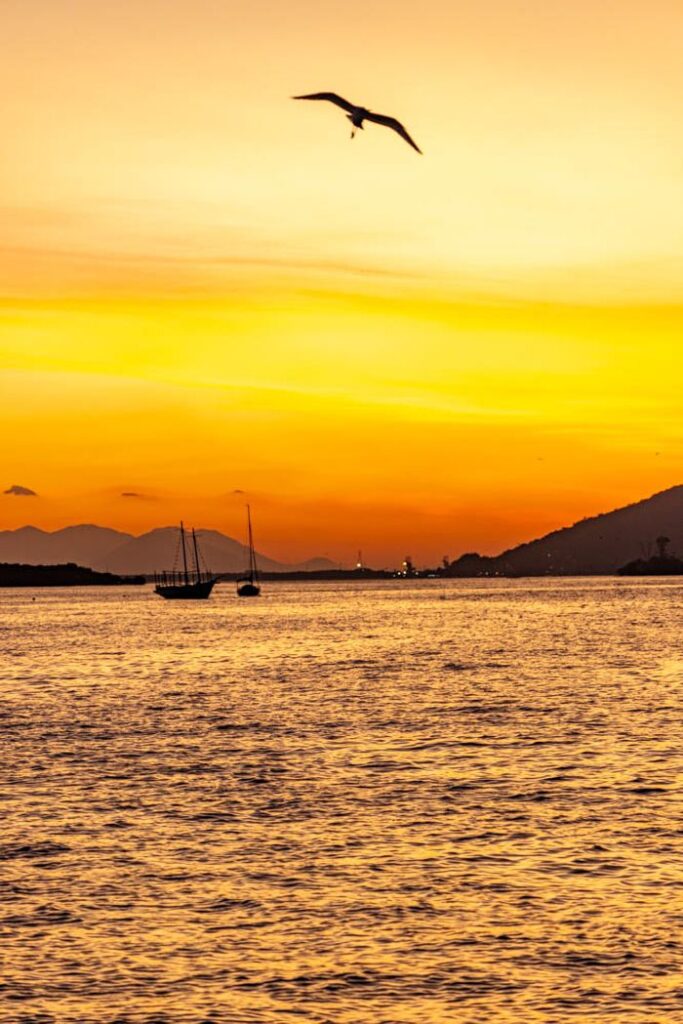 A Magia do Céu com o Mar. Primeiros raios em Angra, onde o horizonte vira tela de fogo e paz (fotografia 30x40cm) - R$ 1.200,00